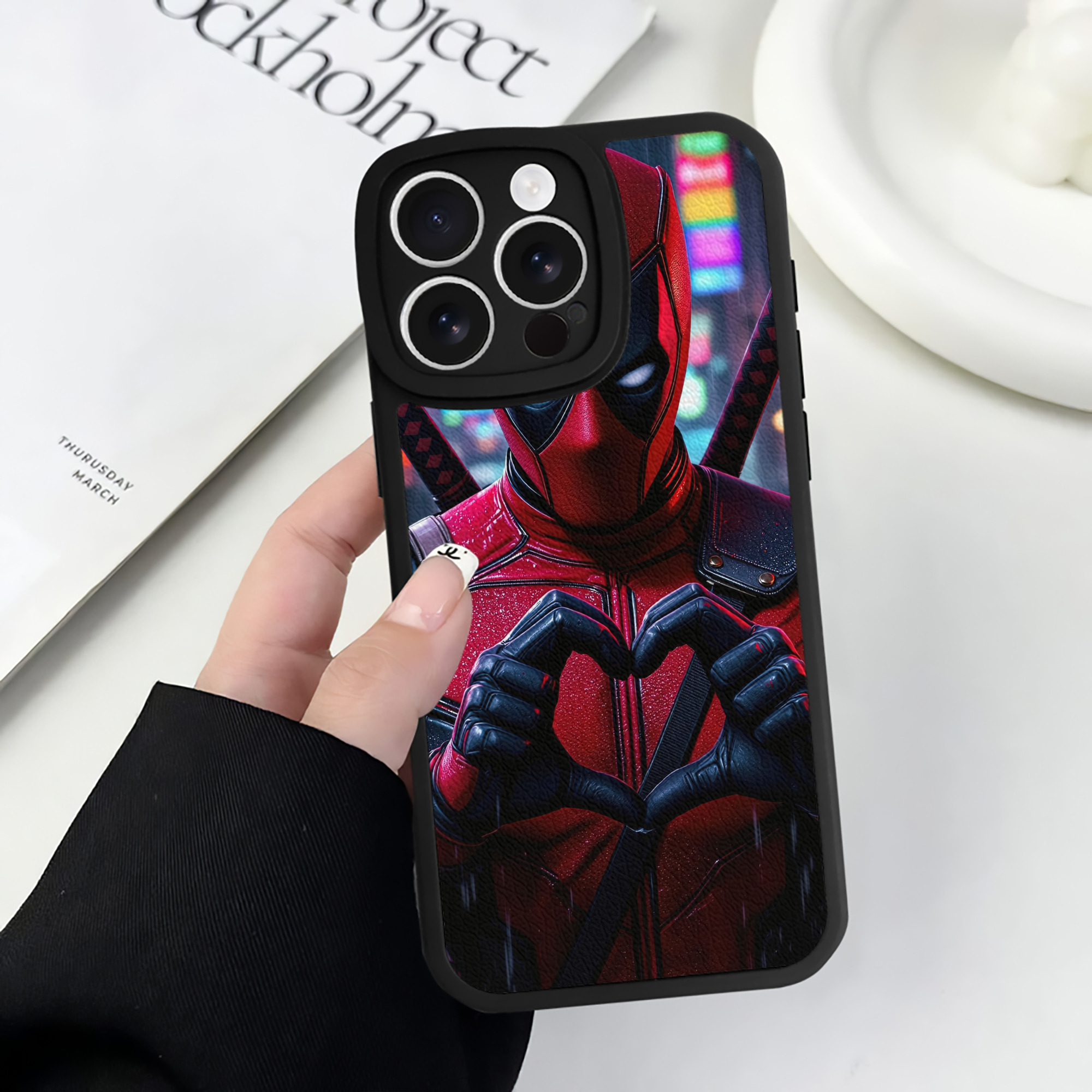 （画像用） Deadpool デッドプール 【iPhone 16シリーズ対応】シリコンスマホケース（レザー調） 材質：シリコン
